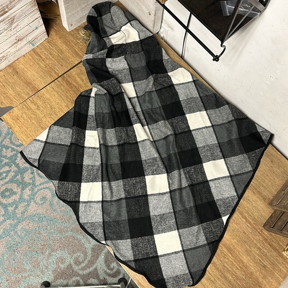 Torrid like new fleece plaid hooded cover up black white toggle front poncho - Picture 6 of 6